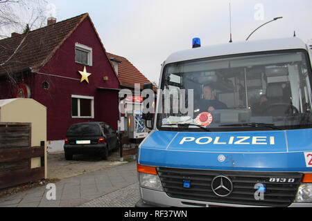 Berlin, Germany. 24th Jan, 2019. A police car is standing in front of a searched object in Berlin Spandau. Police in Berlin and Brandenburg took action this morning against an international arms smuggling gang. (to 'Police take action against international arms smuggling gang' from 24.01.2019) Credit: Christian Pörschmann/dpa-Zentralbild/dpa/Alamy Live News Stock Photo