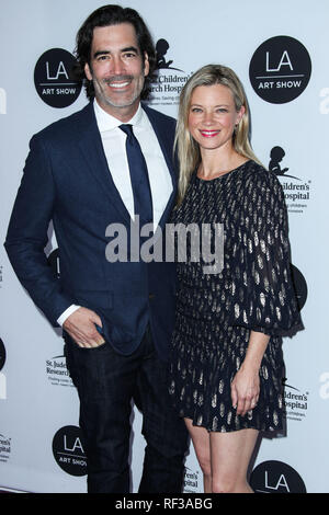 Los Angeles, California, USA. 23rd January, 2019. Carter Oosterhouse and wife/actress Amy Smart arrive at the Los Angeles Art Show 2019 Opening Night Gala held at the Los Angeles Convention Center on January 23, 2019 in Los Angeles, California, United States. (Photo by Xavier Collin/Image Press Agency) Credit: Image Press Agency/Alamy Live News Stock Photo