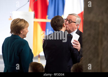 Emmanuel MACRON, President of the French Republic, and Jean-Claude JUNCKER, President of the EU Commission, Embrace, left: with Chancellor Angela MERKEL, signing of the Treaty between the Federal Republic of Germany and the French Republic on German-French cooperation and integration on 22 January 2019 in Aachen Aachen, 22.01.2019 | usage worldwide Stock Photo