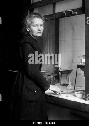 portrait of marie curie in the chemistry laboratory, 1953 Stock Photo