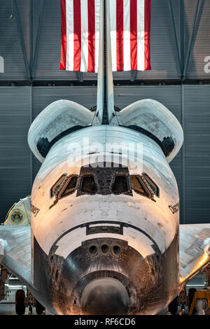 The Space Shuttle Discovery displayed with an American Flag in the  James S. McDonnell Space Hangar, Udvar-Hazy Center in Chantilly, VA Stock Photo