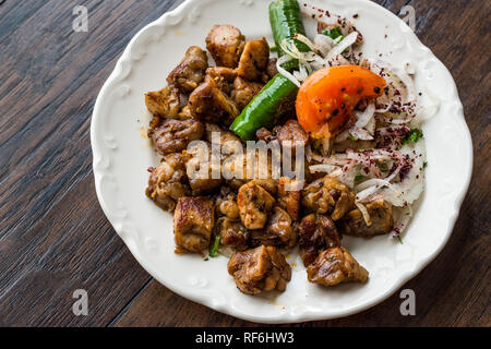 Dani Daniels filmlarni tomosha qiladi