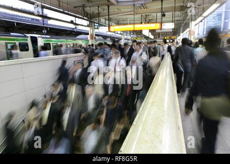 Rush hour at platform for JR-Line local trains, Tokyo Station, Tokyo, Japan, Asia Stock Photo