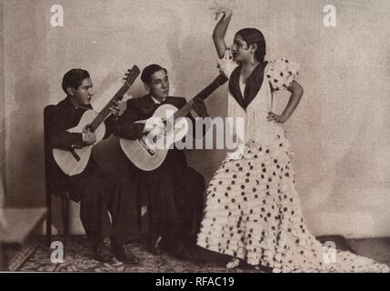 Carmen Amaya (1918-1963), bailarina de flamenco de origen gitano, acompañada a la guitarra por su padre y hermano. Año 1935. Stock Photo