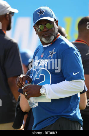 Dallas Cowboys' Emmitt smith (22) is congratulated by his