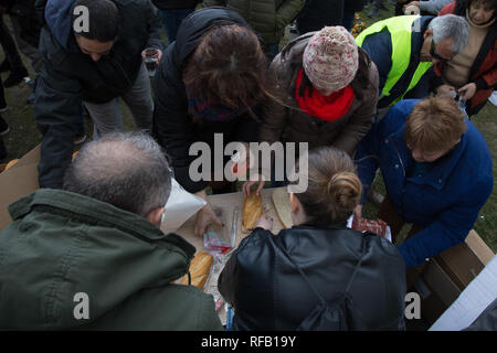 Madrid, Spain. 24th January, 2019. Taxi drivers are seen preparing sandwiches to eat during a strike near Fitur, the Tourism Fair that is to take place this week at IFEMA in Madrid. Taxi drivers are demanding more stringent regulation for rental vehicles with drivers (VTC), who use Uber or Cabify applications. Credit: SOPA Images Limited/Alamy Live News Stock Photo