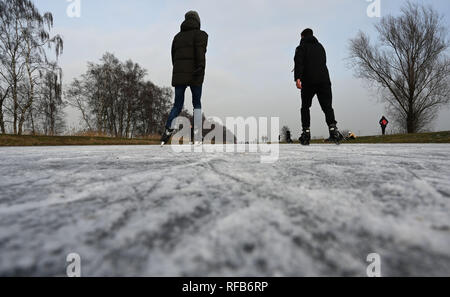 Bremen, Germany. 25th Jan, 2019. Numerous skaters are on the way on the Bremen Semkenfahrt. The ice surface on flooded meadows in the Blockland nature reserve attracts many people in winter. Credit: Carmen Jaspersen/dpa/Alamy Live News Stock Photo