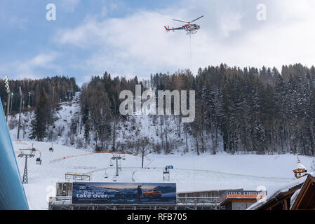 Schladming, Styria, Austria. 25th Jan, 2019. Construction works and helicopter transport on Planai Stadium before The Nightrace in Schladming, Men's World Cup Night Slalom 29.01.2019 - 22nd Night Slalom on the Planai Credit: Tomasz Koryl/Alamy Live News Stock Photo