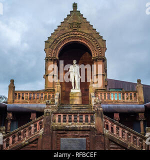 A statue to the Scots poet Rabbie Burns at the Burns Memorial Centre in the Kay Park in Kilmarnock, Scotland Stock Photo