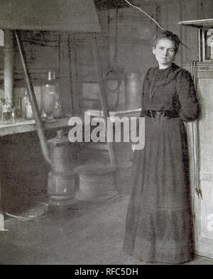 CURIE, Marie (Warsaw, 1867-Sancellemoz, 1934). French physicist. Along with her husband, Pierre Curie discovered radium in 1898 and received the Nobel Prize for Physics in 1903 and for Chemistry in 1911. It was the first woman to occupy a position in higher education (1906). Marie Curie in their laboratory. 'L'Illustration', 1911. Stock Photo