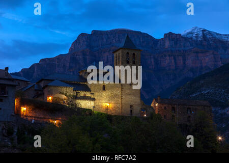 Torla village. In the background the mountains of the National Park of Ordesa y Monte Perdido. Pyrenees, Spain Stock Photo