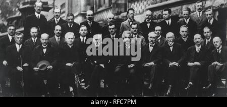 Fifth Solvay Conference on Physics . Group of scientists attending the event held in Brussels in 1927 composed of (from left to right and from back to front): Picard, Auguste (1884-1962); Henriot, Émile (1885-1961); Ehrenfest, Paul (1880-1933); Herze, Edouard (1877-1936); Donder, Théophile de (1872-1957); Schrodinger, Erwin (1887-1961); Verschaffelt, Jules-Émile (1870-1955); Pauli, Wolfgang Ernst (1900-1958); Heisenberg, Werner (1901-1976); Fowler, Ralph Howard (1889-1944); Brillouin, Léon (1889-1969); Debye, Peter (1884-1966); Knudsen, Martin (1871-1949); Bragg, William Lawrence (1890-1971);  Stock Photo