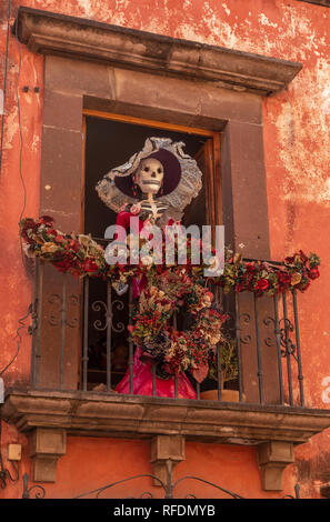 Models on balcony, part of Christmas decorations in San Miguel de Allende, central Mexico. Stock Photo