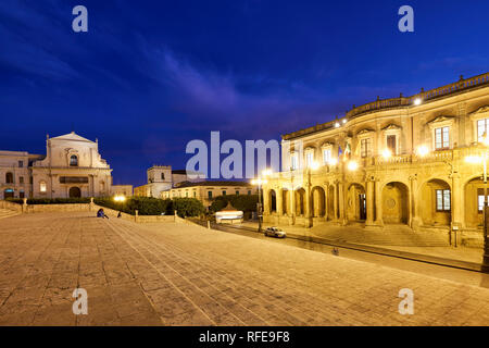 Basilica Santissimo Salvatore and Palazzo Ducezio (Palace). Noto Sicily Italy Stock Photo