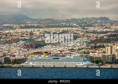 Spain, Canary islands, Tenerife, Santa Cruz de Tenerife. Cruise ship Costa Fascinosa. Stock Photo