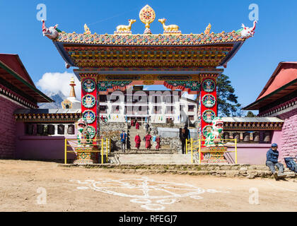 Entrance gate of Tengboche Buddhist monastery, Tengboche, Sagarmatha, Khumbu, Nepal Stock Photo