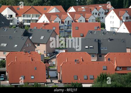 Private homes and row houses in a housing estate in the Gartenstadt Welheim, Bottrop, North Rhine-Westphalia, Germany Stock Photo