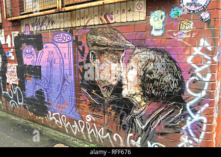 Two old people kissing, art work, Newton St, Northern Quarter, Manchester, M1, England, UK Stock Photo