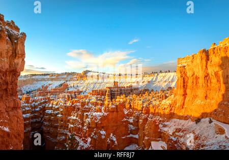 Amphitheatre in the morning light, snow-covered bizarre rocky landscape with Hoodoos in winter, Navajo Loop Trail Stock Photo