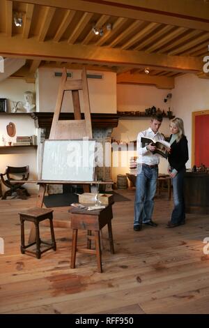 NLD, Netherlands, Amsterdam: Visitors in the Rembrandt House Museum (Rembrandthuis). Large Studio where Rembrandt worked Stock Photo