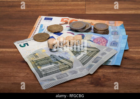 Die Euro Geldscheine und Münzen liegen auf dem Tisch mit dem Wort Soli
