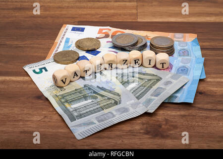 Die Euro Geldscheine und Münzen liegen auf dem Tisch mit dem Wort Vaterzeit