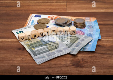 Die Euro Geldscheine und Münzen liegen auf dem Tisch mit dem Wort Kindergeld