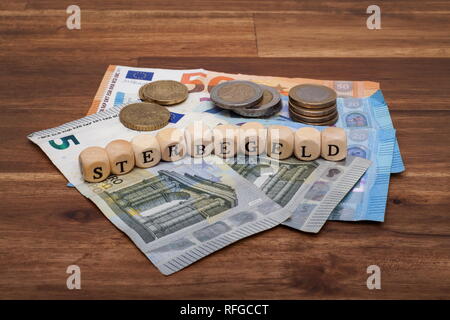Die Euro Geldscheine und Münzen liegen auf dem Tisch mit dem Wort Sterbegeld