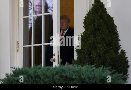 Washington, District of Columbia, USA. 25th Jan, 2019. United States President Donald J. Trump is seen inside the Oval Office before making a statement on shutdown during an event in the Rose Garden of the White House January 25, 2019 in Washington, DC Credit: Olivier Douliery/CNP/ZUMA Wire/Alamy Live News Stock Photo