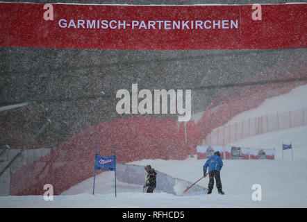 Garmisch Partenkirchen, Germany. 26th Jan, 2019. Alpine Skiing, World Cup, Super G, Ladies. Helpers clear the finish area with snow shovels. Credit: Karl-Josef Hildenbrand/dpa/Alamy Live News Stock Photo