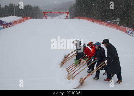 Garmisch Partenkirchen, Germany. 26th Jan, 2019. Alpine Skiing, World Cup, Super G, Ladies. Helpers bring snow from the finish area. Credit: Stephan Jansen/dpa/Alamy Live News Stock Photo