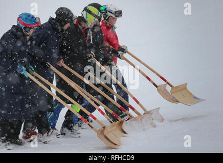 Garmisch Partenkirchen, Germany. 26th Jan, 2019. Alpine Skiing, World Cup, Super G, Ladies. Helpers clear the finish area with snow shovels. Credit: Karl-Josef Hildenbrand/dpa/Alamy Live News Stock Photo