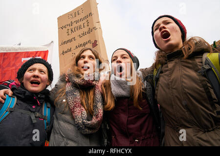 Berlin, Germany. 25th January 2019. Students demonstrate as International Solidarity Movement ' Friday for Future ' in front of the building Federal Ministry of Economics to save the climate in Berlin, Germany, January 25, 2019. © Peter Schatz / Alamy Live News