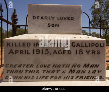 A headstone in an Australian country grave commemorates an 18-year-old soldier killed in action at Gallipoli Stock Photo