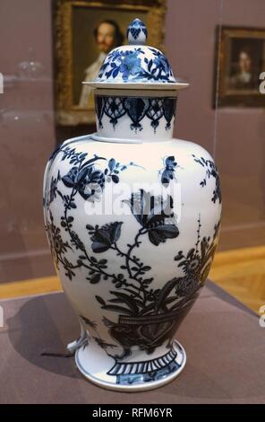 Balulster vase and cover, Germany, Meissen Porcelain Manufactory, c. 1725-1530 hard-paster porcelain - California Palace of the Legion of Honor - San Francisco, CA - Stock Photo