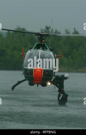 DEU, Germany, Duesseldorf: Rescue exercise, saving of people out of rivers or lakes. Police flying squad. Police helicopters. Stock Photo