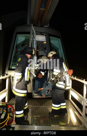 DEU, Federal Republic of Germany, Duesseldorf: Evacuation exercise of the airport fire service. People were rescued from the Stock Photo