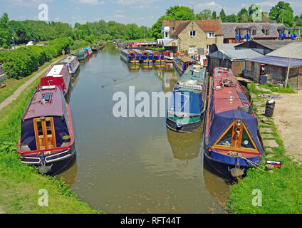 Narrow Boats, Lower Heyford, Wharf, Oxford Canal, Oxfordshire Stock Photo