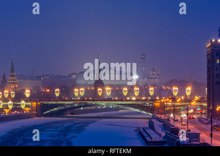 Moscow, Russia. 26th January, 2019. Russian weather, Moscow. Saturday, January 26, 2019. Heavy snowstorm, blizzard in Moscow. The temperature is about -10C (+14F), rough wind. Cold blue winter evening over the Kremlin. Illumination and a traffic jam on Large Stone Bridge over the Moscow-river. Credit: Alex's Pictures/Alamy Live News Stock Photo