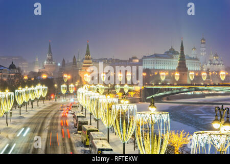 Moscow, Russia. 26th January, 2019. Russian weather, Moscow. Saturday, January 26, 2019. Heavy snowstorm, blizzard in Moscow. The temperature is about -10C (+14F), rough wind. Cold blue winter evening over the Kremlin. Illuminated Prechistenskaya (All-Pure) embankment and Large Stone Bridge over the Moscow-river. Credit: Alex's Pictures/Alamy Live News Stock Photo