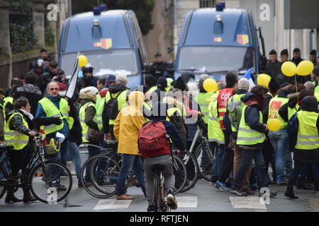 La Rochelle, France. 26th January, 2019. In La Rochelle, this Saturday, January 26, 2019, the rally counted more than a thousand protesters. Within the procession, formed of Rochelais but also of inhabitants of all the department, several syndicalists of the CGT, Sud Solidaires and the FSU were present. In the middle of the afternoon, more than 300 yellow vests blocked the northern entrance to the city, the N11 arriving from Niort and the ring road to the Ile de Ré. Credit: Fabrice Restier/Alamy Live News Stock Photo