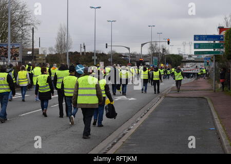 La Rochelle, France. 26th January, 2019. In La Rochelle, this Saturday, January 26, 2019, the rally counted more than a thousand protesters. Within the procession, formed of Rochelais but also of inhabitants of all the department, several syndicalists of the CGT, Sud Solidaires and the FSU were present. In the middle of the afternoon, more than 300 yellow vests blocked the northern entrance to the city, the N11 arriving from Niort and the ring road to the Ile de Ré. Credit: Fabrice Restier/Alamy Live News Stock Photo