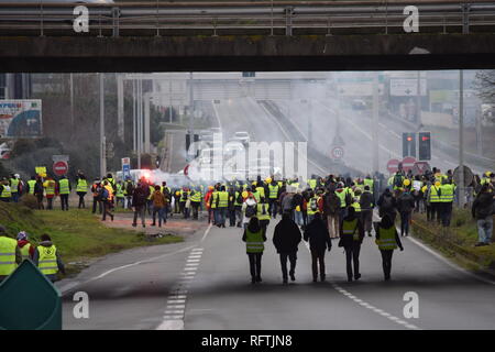 La Rochelle, France. 26th January, 2019. In La Rochelle, this Saturday, January 26, 2019, the rally counted more than a thousand protesters. Within the procession, formed of Rochelais but also of inhabitants of all the department, several syndicalists of the CGT, Sud Solidaires and the FSU were present. In the middle of the afternoon, more than 300 yellow vests blocked the northern entrance to the city, the N11 arriving from Niort and the ring road to the Ile de Ré. Credit: Fabrice Restier/Alamy Live News Stock Photo