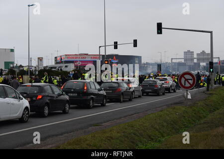 La Rochelle, France. 26th January, 2019. In La Rochelle, this Saturday, January 26, 2019, the rally counted more than a thousand protesters. Within the procession, formed of Rochelais but also of inhabitants of all the department, several syndicalists of the CGT, Sud Solidaires and the FSU were present. In the middle of the afternoon, more than 300 yellow vests blocked the northern entrance to the city, the N11 arriving from Niort and the ring road to the Ile de Ré. Credit: Fabrice Restier/Alamy Live News Stock Photo