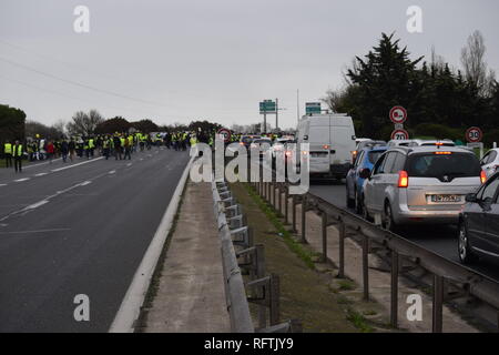 La Rochelle, France. 26th January, 2019. In La Rochelle, this Saturday, January 26, 2019, the rally counted more than a thousand protesters. Within the procession, formed of Rochelais but also of inhabitants of all the department, several syndicalists of the CGT, Sud Solidaires and the FSU were present. In the middle of the afternoon, more than 300 yellow vests blocked the northern entrance to the city, the N11 arriving from Niort and the ring road to the Ile de Ré. Credit: Fabrice Restier/Alamy Live News Stock Photo