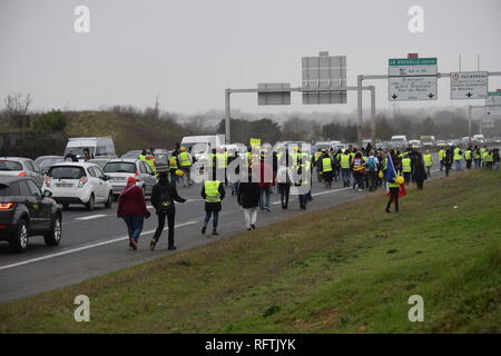 La Rochelle, France. 26th January, 2019. In La Rochelle, this Saturday, January 26, 2019, the rally counted more than a thousand protesters. Within the procession, formed of Rochelais but also of inhabitants of all the department, several syndicalists of the CGT, Sud Solidaires and the FSU were present. In the middle of the afternoon, more than 300 yellow vests blocked the northern entrance to the city, the N11 arriving from Niort and the ring road to the Ile de Ré. Credit: Fabrice Restier/Alamy Live News Stock Photo