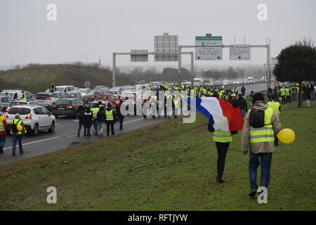 La Rochelle, France. 26th January, 2019. In La Rochelle, this Saturday, January 26, 2019, the rally counted more than a thousand protesters. Within the procession, formed of Rochelais but also of inhabitants of all the department, several syndicalists of the CGT, Sud Solidaires and the FSU were present. In the middle of the afternoon, more than 300 yellow vests blocked the northern entrance to the city, the N11 arriving from Niort and the ring road to the Ile de Ré. Credit: Fabrice Restier/Alamy Live News Stock Photo