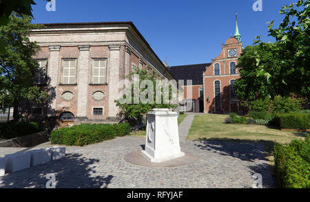 June 27, 2018 - Copenhagen, Denmark: A white monument in the square behind Holmen Church Stock Photo