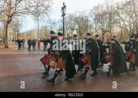 London UK. 27th January 2019. Members of   the Irish Guards band parade on The Mall on a sunny and cold day in London Credit: amer ghazzal/Alamy Live News Stock Photo