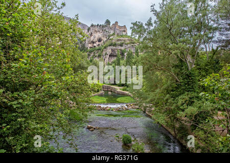 Castle ruins on a cliff.Ruined castle on the river Sorgue in Fontaine de Vaucluse, Provence, Luberon, Vaucluse, France Stock Photo